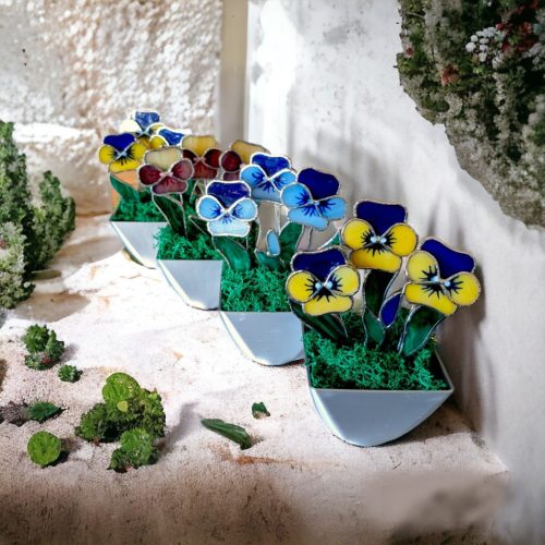 Látványos otthoni lakásdísz - Üveg árvácska kaspóban örökvirág