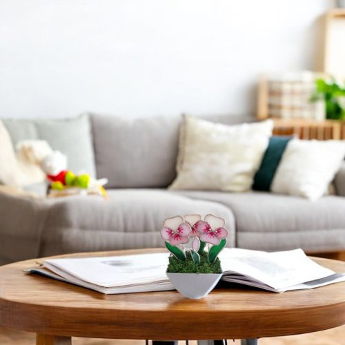 Bájos otthoni dekor - Üveg árvácska kaspóban örökvirág