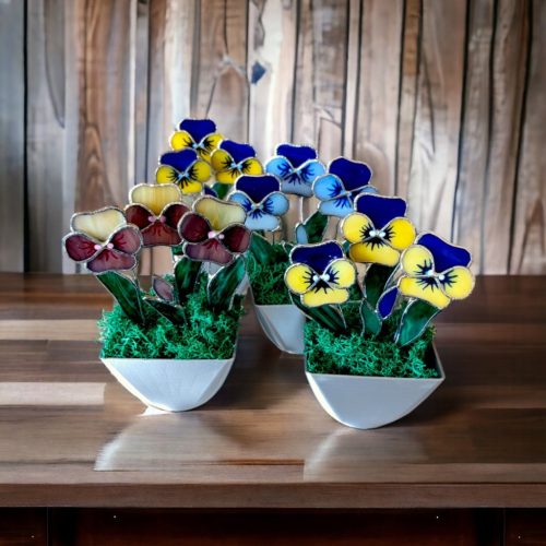 Trendi otthoni dekoráció - Üveg árvácska kaspóban örökvirág