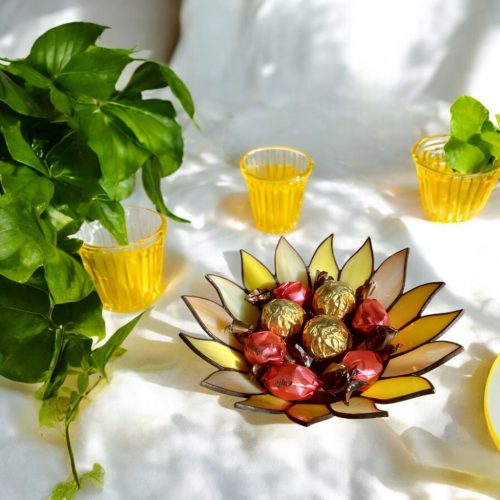 Kézzel készített üveg kínálótál - napraforgó mintával díszített asztaldekoráció